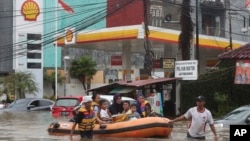 Regu penyelamat mengevakuasi penduduk dari rumah mereka yang banjir di Jatibening di pinggiran Jakarta, Rabu, 1 Januari 2020. 