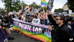 Para pendukung hak-hak sipil kelompok gay berdemo di depan gedung Mahkamah Agung AS, di Washington, 8 Oktober 2019. 