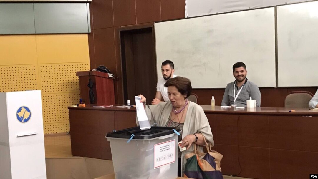 Seorang warga memberikan suaranya pada pemilu legislatif di Kosovo, 11 Juni 2017.