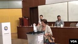 Seorang warga memberikan suaranya pada pemilu legislatif di Kosovo, 11 Juni 2017.