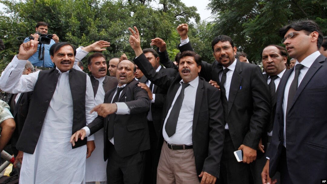 Para pengacara berkumpul di Mahkamah Agung menyerukan pemecatan PM Pakistan setelah sidang dugaan korupsi terhadap keluarga PM Nawaz Sharif di Islamabad, Pakistan, Senin, 17 Juli 2017 (foto: AP Photo/Anjum Naveed)