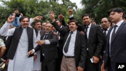 Para pengacara berkumpul di Mahkamah Agung menyerukan pemecatan PM Pakistan setelah sidang dugaan korupsi terhadap keluarga PM Nawaz Sharif di Islamabad, Pakistan, Senin, 17 Juli 2017 (foto: AP Photo/Anjum Naveed)