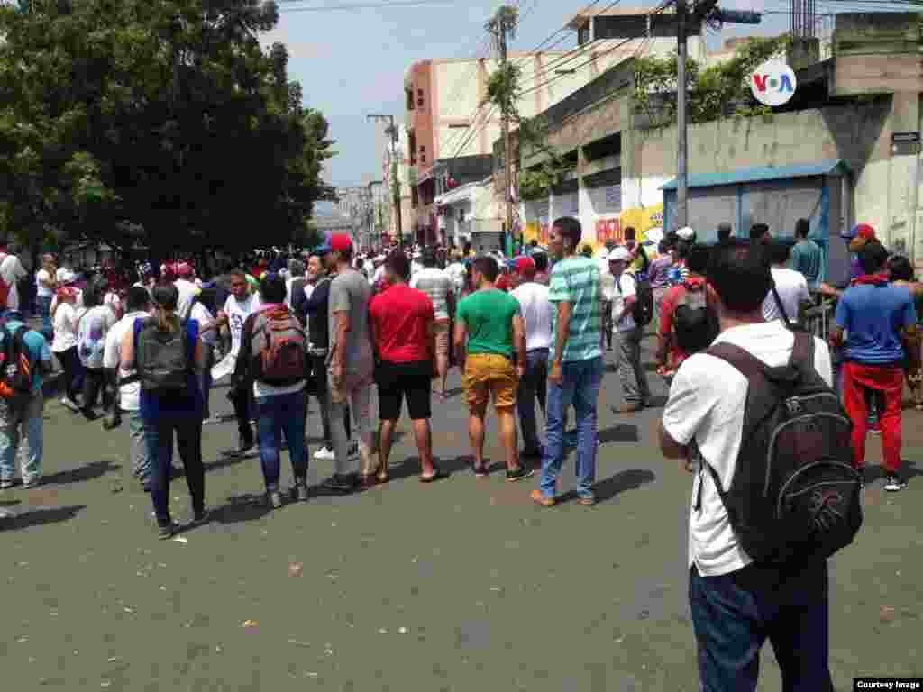 Venezolanos en Táchira, estado de Venezuela, reunidos apoyando la entrega de ayuda humanitaria, como fue anunciada por el presidente encargado, Juan Guaidó. 
