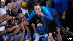 La líder de la oposición venezolana, María Corina Machado, saluda a sus seguidores durante una manifestación en Valencia, estado de Carabobo, Venezuela, el 13 de marzo de 2024.