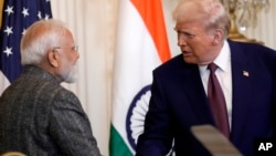 El presidente Donald Trump estrecha la mano del primer ministro de la India, Narendra Modi, al concluir una conferencia de prensa en la Sala Este de la Casa Blanca, el jueves 13 de febrero de 2025, en Washington.