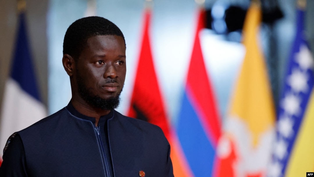 Presiden Senegal Bassirou Diomaye Faye tiba di acara Konferensi Olahraga untuk Pembangunan Berkelanjutan yang digelar di Paris, pada 25 Juli 2024. (Foto: AFP/Ludovic Marin)