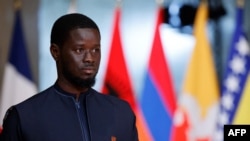 Presiden Senegal Bassirou Diomaye Faye tiba di acara Konferensi Olahraga untuk Pembangunan Berkelanjutan yang digelar di Paris, pada 25 Juli 2024. (Foto: AFP/Ludovic Marin)