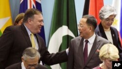 El secretario de Estado de EE.UU.,Mike Pompeo, junto al ministro de Relaciones Exteriores de Corea del Norte, Ri Yong Ho.