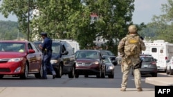 ប្រធានាធិបតី​សហរដ្ឋ​អាមេរិក​ដូណាល់ ត្រាំអង្គុយ​ជិត​អនុប្រធានាធិបតី​ Mike Pence (ឆ្វេង​ទីពីរ​) ជួប​ជាមួយ​នឹង​មេដឹក​នាំសភា​ប្រជាធិបតេយ្យ​លោក​ Chuck Schumer និង​អ្នកស្រី​ Nancy Pelosi នៅ​ក្នុង​សេតវិមាន​ក្នងុ​រដ្ឋ​ធានី​វ៉ាស៊ីនតោន។