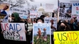 Demonstranti i zakonodavci protestuju protiv predsednika Donalda Trampa, njegovog saveznika Ilona Maska i njihovih planova za Agenciju za međunarodni razvoj SAD, koja upravlja stranom pomoći koju je odobrio Kongres, na Kapitol Hilu u Vašingtonu, 5. februara 2025.