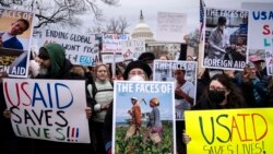 Para demonstran dan anggota parlemen berunjuk rasa menentang Presiden Donald Trump dan sekutunya Elon Musk serta rencana mereka untuk membubarkan Badan Pembangunan Internasional AS (USAID), di Capitol Hill, Washington, D.C., 5 Februari 2025.