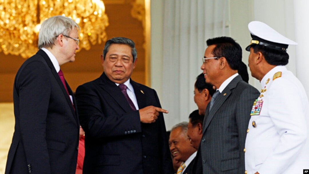 Indonesian President Susilo Bambang Yudhoyono, second left, talks with Australian Prime Minister Kevin Rudd, left, after meeting at Presidential Palace in Bogor, West Java, Indonesia, July 5, 2013. 