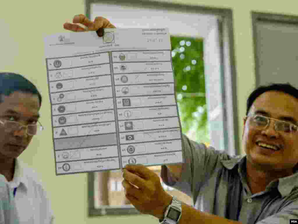 Another invalid vote is demonstrated on the ballot, Boeng Keng Kong 2 commune, Chamkamon district, Phnom Penh, Cambodia, Sunday, July 29, 2018. (Khan Sokummono/VOA Khmer)