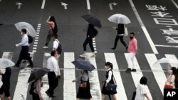 지난 8일 일본 도쿄 시부야에서 시민들이 마스크를 착용하고 있다. 