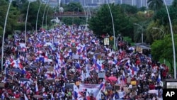 Manifestantes protestan contra un contrato minero recientemente aprobado entre el gobierno y la empresa minera canadiense First Quantum, en la ciudad de Panamá, el jueves 26 de octubre de 2023.