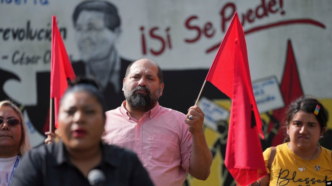 Članovi La Unin del Pueblo Entero (LUPE) slušaju kako izvršna direktorica Tania Chavez daje izjave o izborima održanim prethodnog dana u San Huanu, Teksas, 6. novembra 2024.