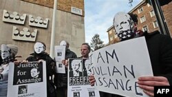 Učesnici skupa u Londonu u znak podrške Džulijanu Asanžu nose maske sa njegovim likom i natpise "Ja sam Džulijan Asanž"