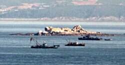2009년 북한 황해도 주변 해상에서 북한 경비정(오른쪽)이 북한 어선들 주변을 순찰하고 있다. (자료사진)