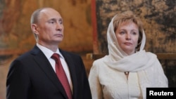 Presiden Rusia Vladimir Putin bersama istrinya Lyudmila dalam sebuah misa gereja di Moskow, 2012. 