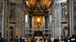 ARCHIVO - Un andamio rodea un baldaquino de bronce del siglo XVII realizado por Giovan Lorenzo Bernini que cubre el Altar de la Confesión papal, en la Basílica de San Pedro, en el Vaticano, el miércoles 21 de febrero de 2024