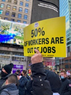 지난해 12월 미국 뉴욕시에서 신종 코로나바이러스 영업 제한 조치로 타격을 받은 식당과 서비스업 종사자들이 취업 지원을 요구하는 시위를 했다.