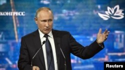 Presiden Rusia Vladimir Putin membuka sesi pleno Forum Ekonomi Timur di Vladivostok, Rusia 5 September 2019. (Foto: Alexander Nemenov/Pool via Reuters)