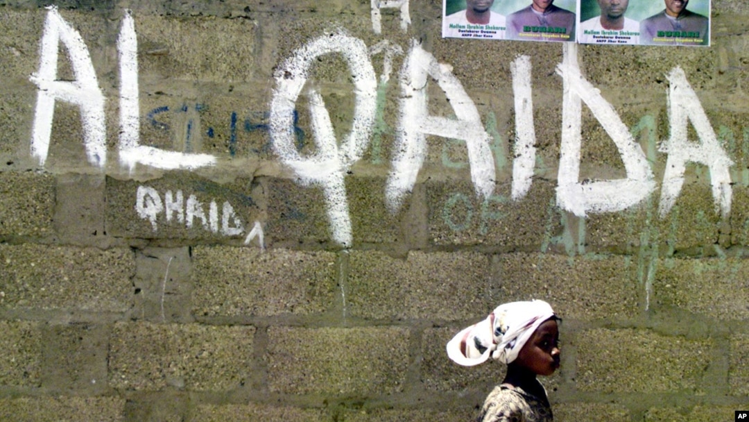 Arhiva - Devojčica prolazi pored zida na kome je grafit mreže Al Kaida, u Kanu, Nigerija, 18. aprila 2003. 