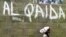 Arhiva - Devojčica prolazi pored zida na kome je grafit mreže Al Kaida, u Kanu, Nigerija, 18. aprila 2003. 