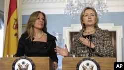 US Secretary of State Hillary Clinton (R) speaks to the media next to Spain's Foreign Minister, Trinidad Jimenez, after their meeting at the State Department in Washington, 25 Jan 2011