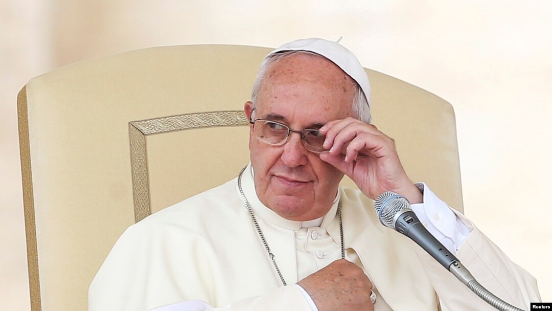 Paus Fransiskus dalam sebuah audiensi di alun-alun Santo Petrus di Vatikan (25/6). (Reuters/Alessandro Bianchi)