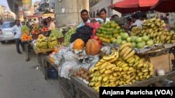 India's informal sector includes many workers selling fruits, vegetables and other wares. 