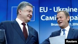 페트로 포로셴코(왼쪽) 우크라이나 대통령이 24일 벨기에 브뤼셀에서 진행된 유럽연합(EU)과의 정상회의 기자회견에서 도날트 투스크 상임의장과 대화하고 있다. 