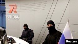 Des membres du FSB lors d'une perquisition dans les bureaux de T Plus, une filiale de Renova, Moscou, Russie, le 5 septembre 2016. 