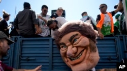 Un manifestante con un muñeco gigante que representa al presidente Javier Milei, en una protesta en reclamo por la reincorporación de empleados públicos despedidos como parte de las medidas de ajuste en Buenos Aires, Argentina, el 5 de abril de 2024.