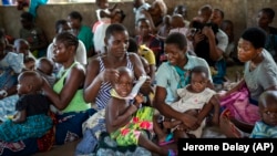 Les habitants du village de Tomali au Malawi font la queue pour que leurs enfants participent au programme pilote du premier vaccin contre le paludisme le 11 décembre 2019.