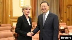 Ngoại trưởng Úc Julie Bishop hội kiến nhà ngoại giao hàng đầu của Trung Quốc, Ủy viên Quốc vụ Dương Khiết Trì, ngày 18/2/2016.