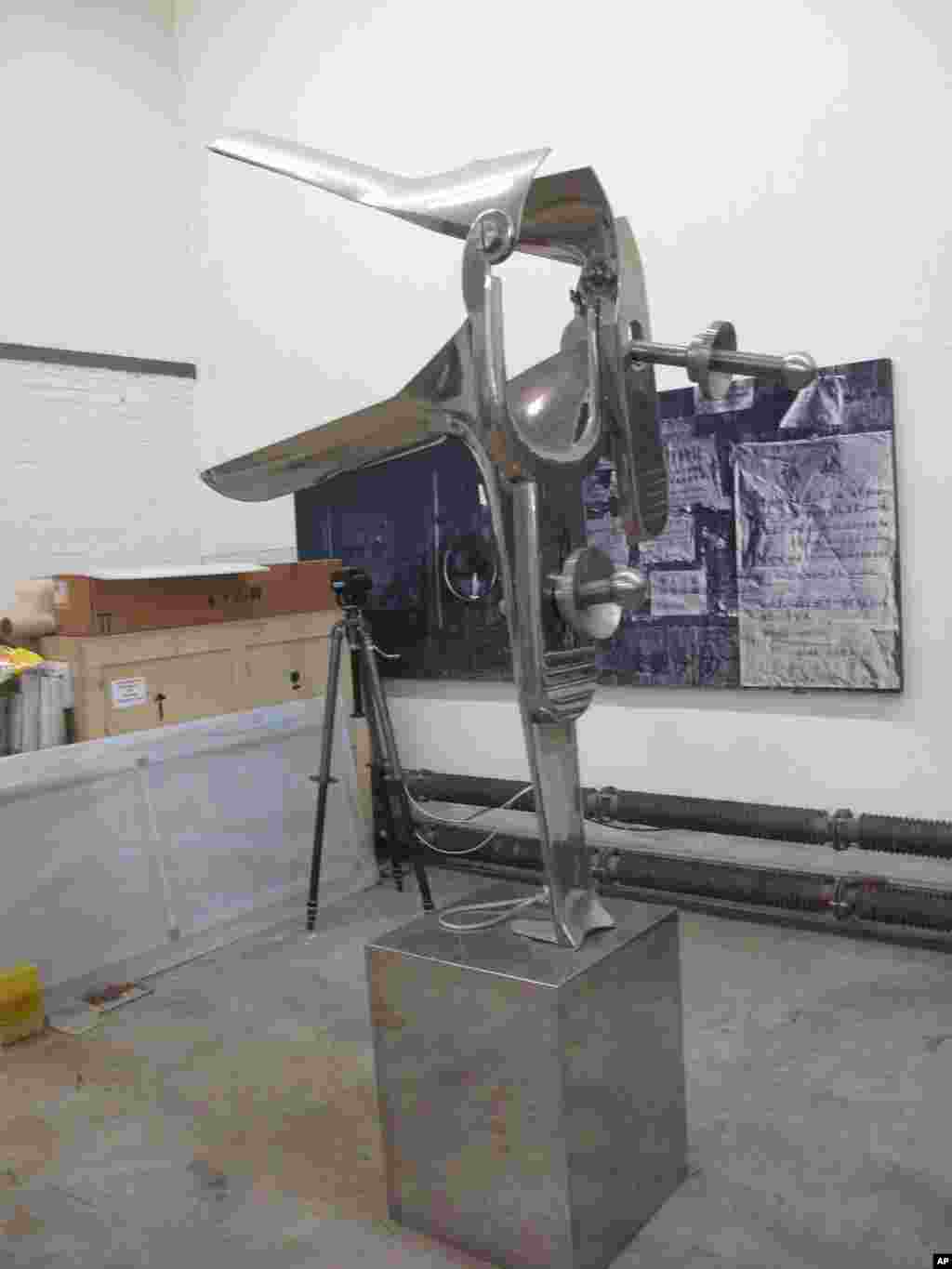 这个放大的扩宫器也出现在何崇岳的展览中