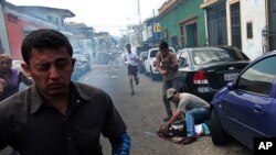 En esta imagen tratan de ayudar al niño herido después que recibió un balazo en la cabeza durante una protesta contra el gobierno de Nicolás Maduro.