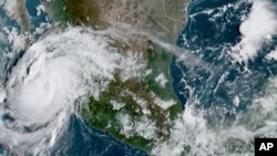 Imagen de satélite facilitada por la Oficina Nacional de Administración Oceánica y Atmosférica de Estados Unidos (NOAA por sus siglas en inglés) en la que aparece el huracán Olaf frente a la costa mexicana en el Pacífico.