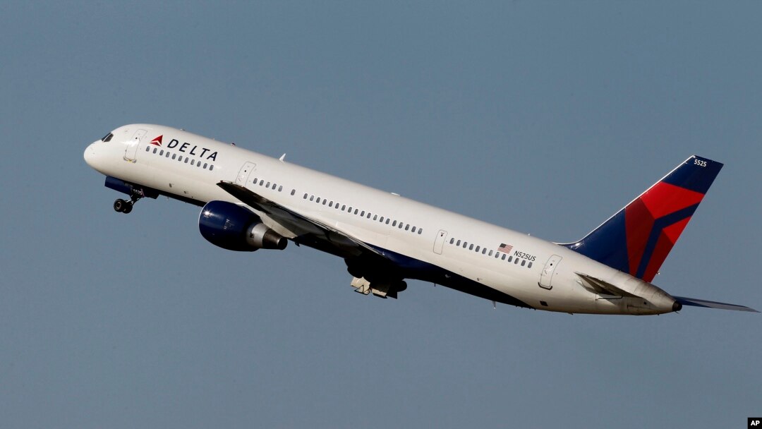 ARHIVA - Boing 757 kompanije Delta erlajns polijeće iz Tampe, na Floridi (Foto: AP/Chris O'Meara)