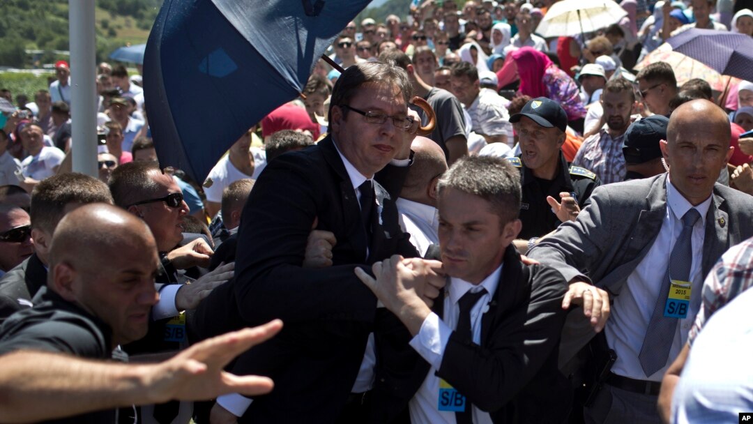 Perdana Menteri Serbia Aleksandar Vucic (tengah) dalam keributan di kompleks memorial Potocari dekat Srebrenica, 150 kilometer ke timur laut Sarajevo di Bosnia dan Herzegovina (11/7). (AP/Marko Drobnjakovic)