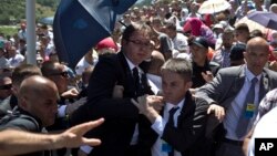 Perdana Menteri Serbia Aleksandar Vucic (tengah) dalam keributan di kompleks memorial Potocari dekat Srebrenica, 150 kilometer ke timur laut Sarajevo di Bosnia dan Herzegovina (11/7). (AP/Marko Drobnjakovic)