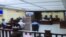 独立中文笔会会员、北京教会人士胡石根在法庭被告席上，他被控涉嫌“颠覆国家政权罪”（美国之音叶兵拍摄）