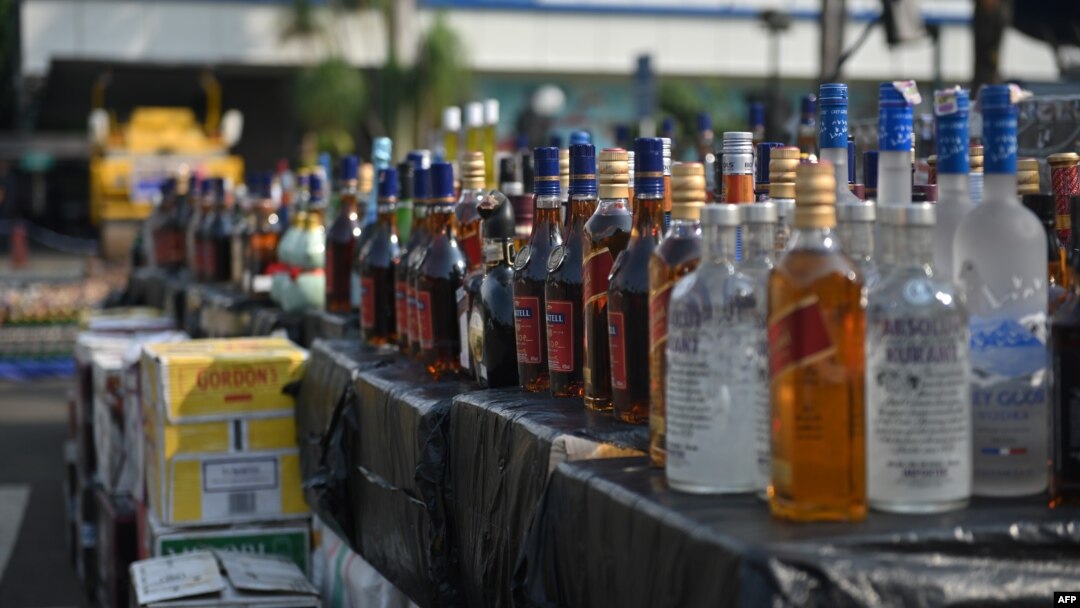 Botol minuman beralkohol (miras) yang disita pihak berwenang, dipajang sebelum dihancurkan oleh bea cukai Indonesia di Jakarta, jelang libur Natal dan Tahun Baru, 19 Desember 2019. (Foto: BAY ISMOYO / AFP)
