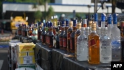 Botol minuman beralkohol (miras) yang disita pihak berwenang, dipajang sebelum dihancurkan oleh bea cukai Indonesia di Jakarta, jelang libur Natal dan Tahun Baru, 19 Desember 2019. (Foto: BAY ISMOYO / AFP)