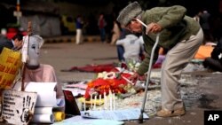 Wani dattijo a Indiya yana kunna kyandir a wurin tunawa da dalibar da ta mutu bayan an yi mata fyade a New Delhi, a kasar Indiya