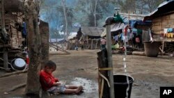 Seorang anak tengah memegang sepiring nasinya di tempat penampungan pengungsi di Laiza, sebuah wilayah yang dikuasai Kachin di Burma utara (Foto: dok). Pemerintah Burma dan pemberontak etnis Kachin dikabarkan akan kembali melakukan dialog di Tiongkok minggu ini.