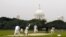 ভারতের স্থানীয় একটি মাদ্রাসার মুসলিম ছাত্ররা কলকাতায় মাঠে ক্রিকেট খেলছে।পেছনে ভিক্টোরিয়া মেমোরিয়াল। ১৮ জুলাই ২০০৮।(ছবি-এএফপি/দেশকল্যাণ চৌধুরী)