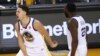 Klay Thompson, à gauche, explose de joie avec son coéquipier Draymond Green, Oakland, Californie, le 26 mai 2018.