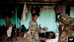 De jeunes soldats sud-soudanais, apparamment ivres, fument de la cigarette à l'état-major de l' Armée de libération du peuple soudanais (SPLA) à Bentiu, dans l'Etat de l'Unité.